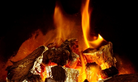 Choosing the right gas logs for your gas fire pit or fireplace