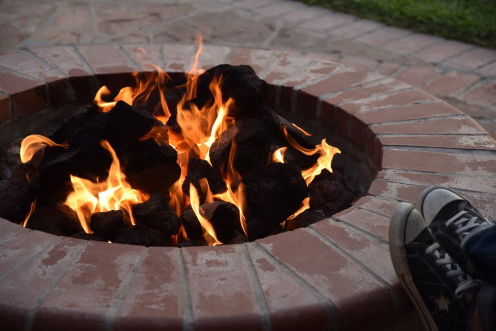 10 ways to entertain around a fire pit