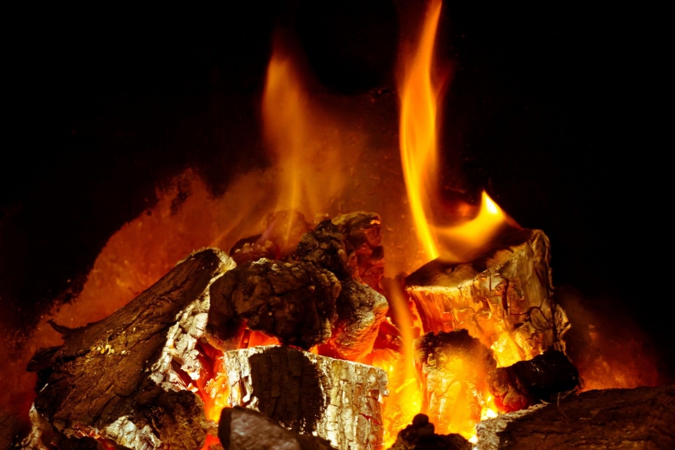 Choosing the right gas logs for your gas fire pit or fireplace